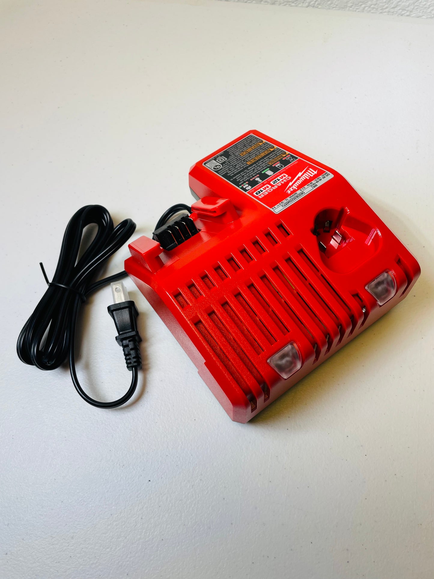 Milwaukee M18/M12 Multi Voltage Charger